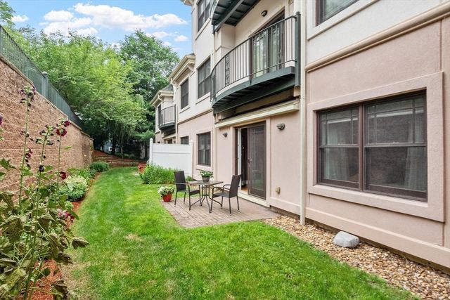 558 E Merrimack St 34, Lowell, MA 01852