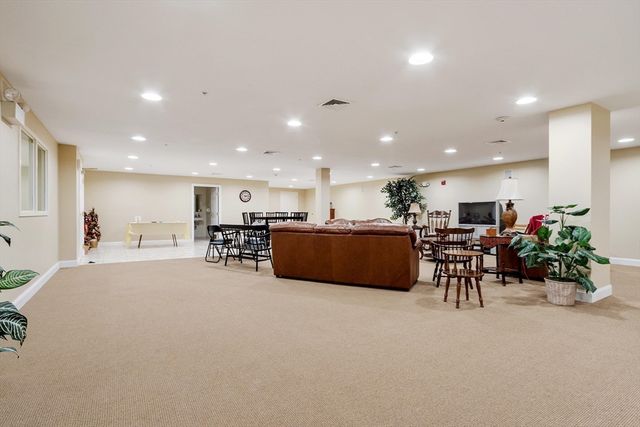 558 E Merrimack St 34, Lowell, MA 01852