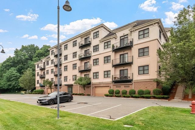 558 E Merrimack St 34, Lowell, MA 01852