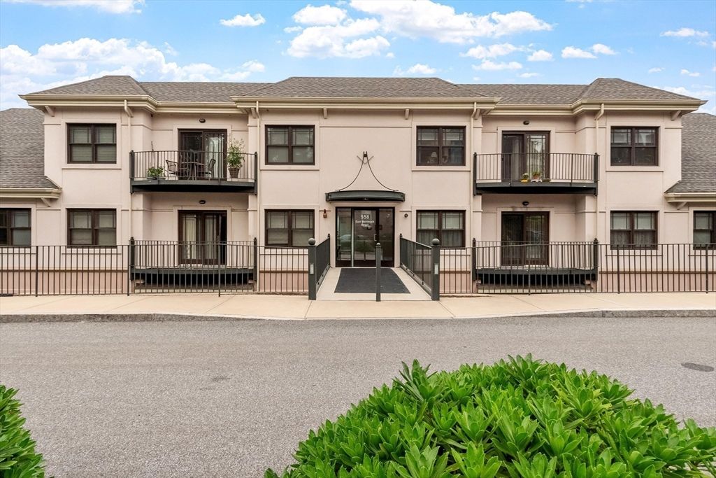 558 E Merrimack St 34, Lowell, MA 01852