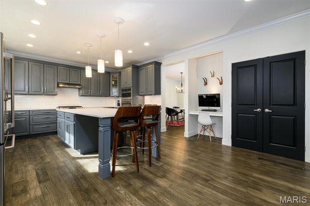 7902 Teasdale Avenue, St Louis, MO 63130