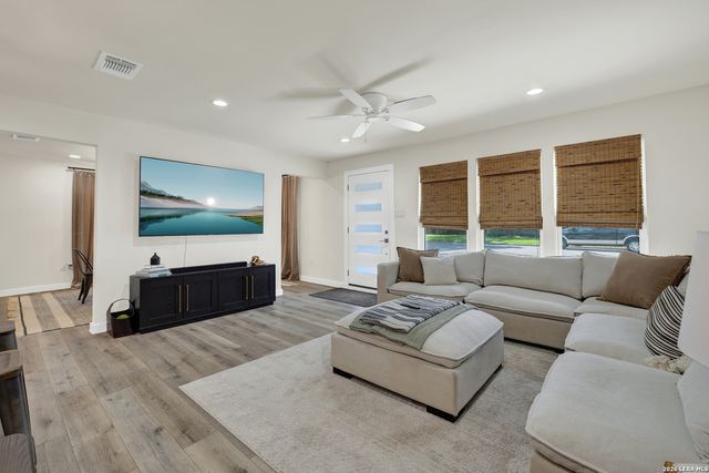 631 S SANTA CLARA AVE, New Braunfels, TX 78130
