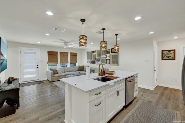 631 S SANTA CLARA AVE, New Braunfels, TX 78130