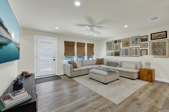 631 S SANTA CLARA AVE, New Braunfels, TX 78130