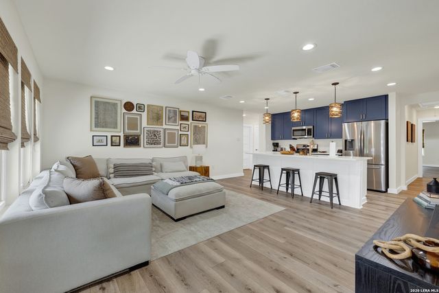 631 S SANTA CLARA AVE, New Braunfels, TX 78130