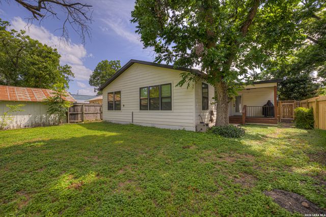 631 S SANTA CLARA AVE, New Braunfels, TX 78130