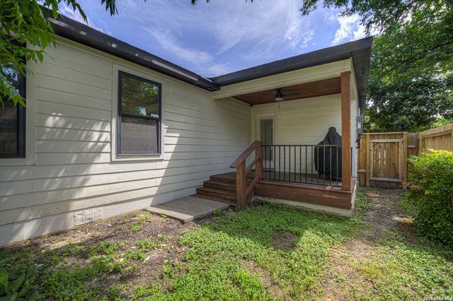 631 S SANTA CLARA AVE, New Braunfels, TX 78130