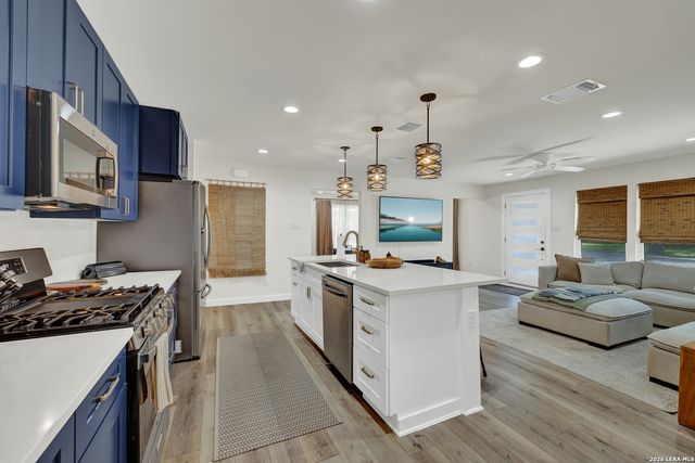 631 S SANTA CLARA AVE, New Braunfels, TX 78130