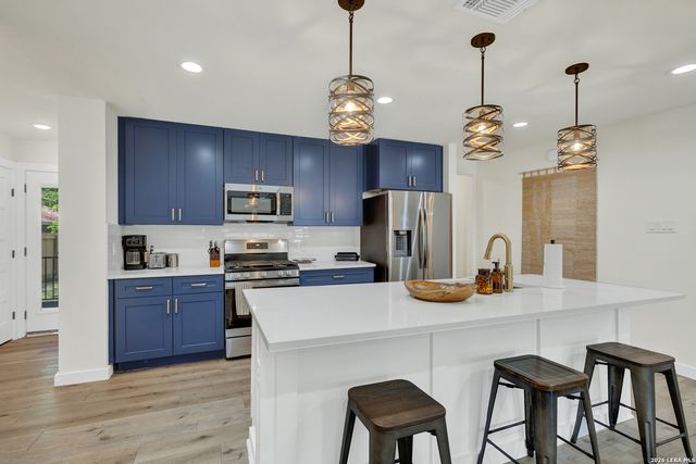 631 S SANTA CLARA AVE, New Braunfels, TX 78130
