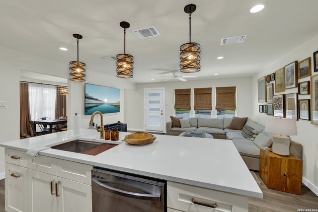 631 S SANTA CLARA AVE, New Braunfels, TX 78130
