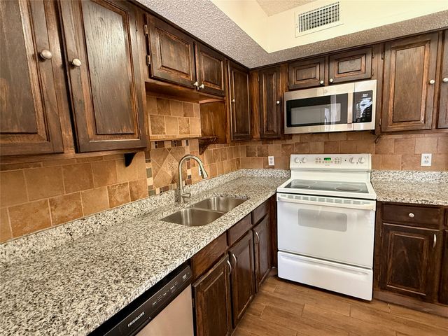 2300 Bamboo Drive N208, Arlington, TX 76006