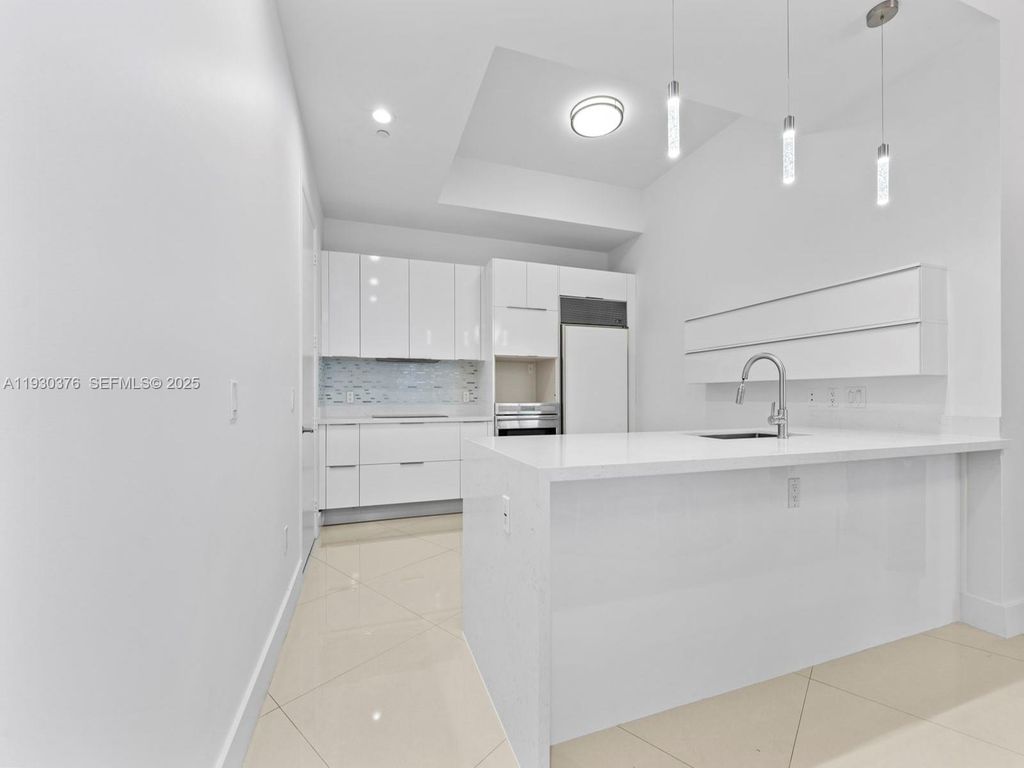 Image 10 of property listing at 15811 Collins Ave 3707, Sunny Isles Beach, FL 33160
