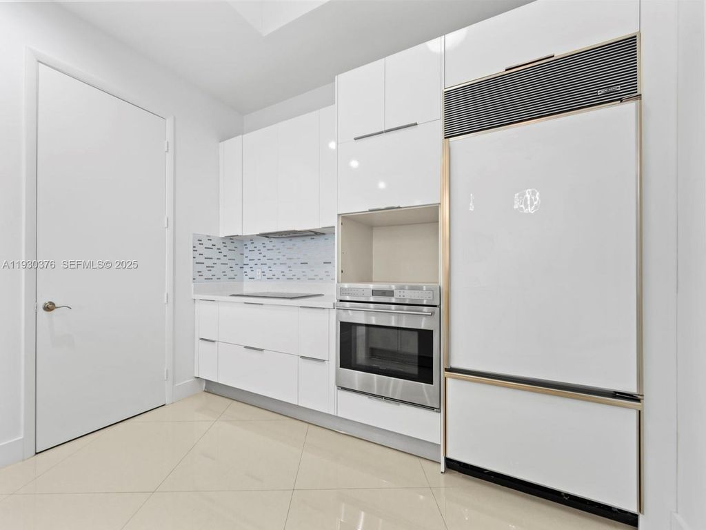 Image 12 of property listing at 15811 Collins Ave 3707, Sunny Isles Beach, FL 33160