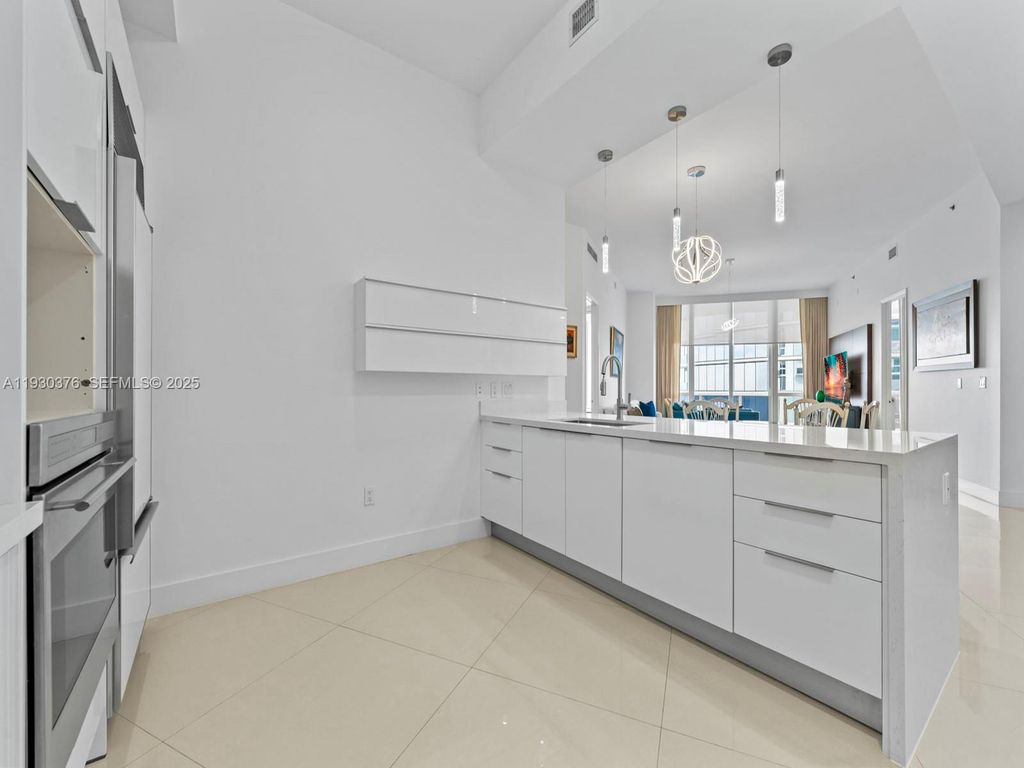 Image 13 of property listing at 15811 Collins Ave 3707, Sunny Isles Beach, FL 33160