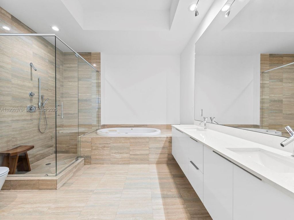 Image 17 of property listing at 15811 Collins Ave 3707, Sunny Isles Beach, FL 33160