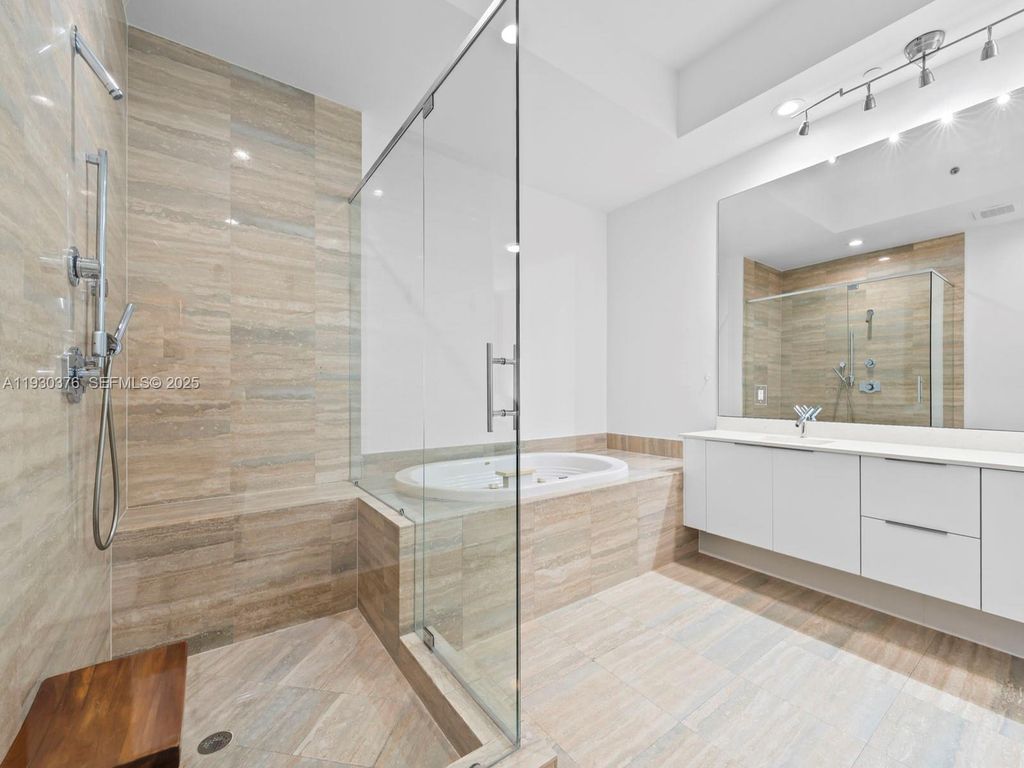 Image 18 of property listing at 15811 Collins Ave 3707, Sunny Isles Beach, FL 33160