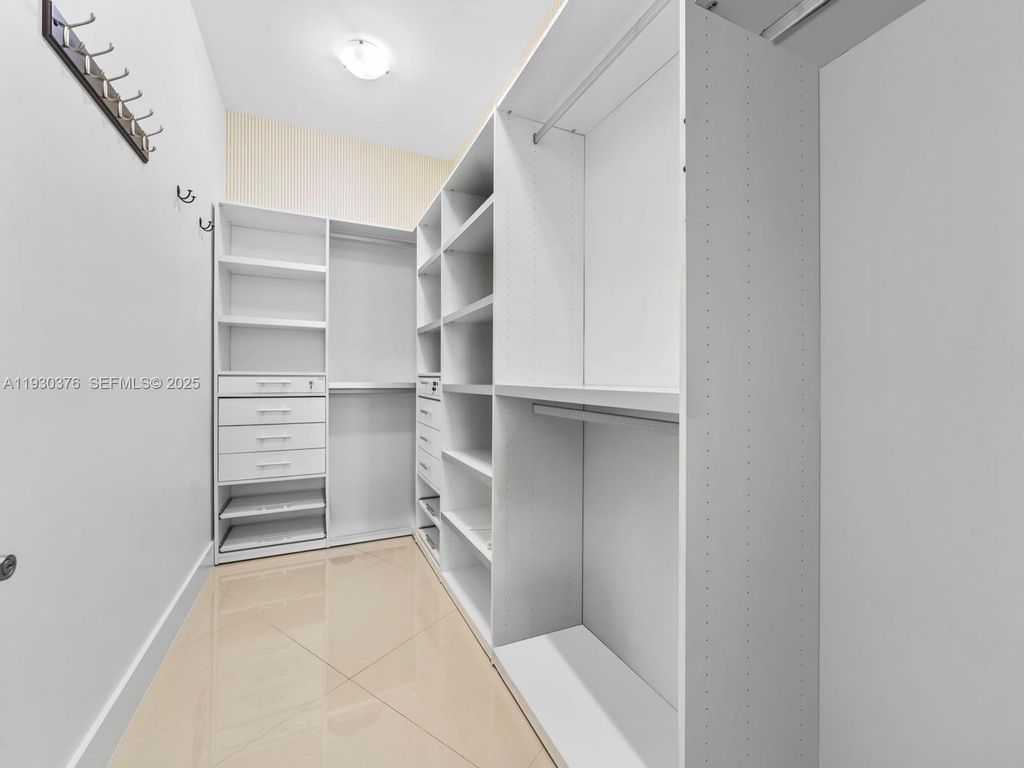 Image 20 of property listing at 15811 Collins Ave 3707, Sunny Isles Beach, FL 33160