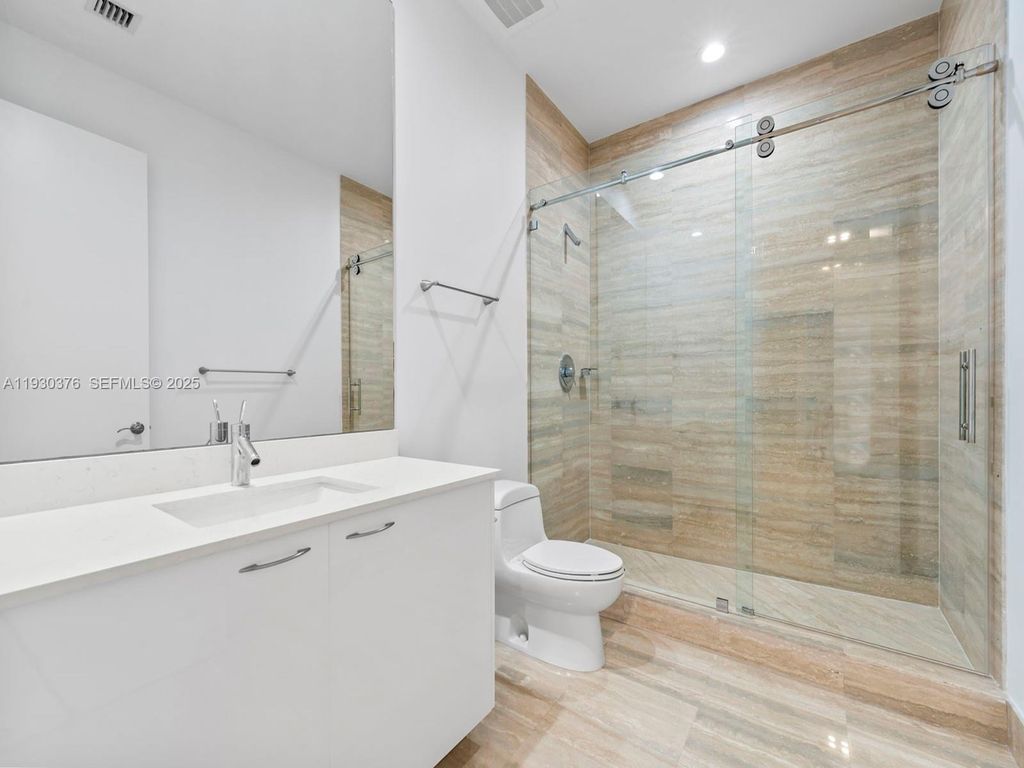 Image 23 of property listing at 15811 Collins Ave 3707, Sunny Isles Beach, FL 33160