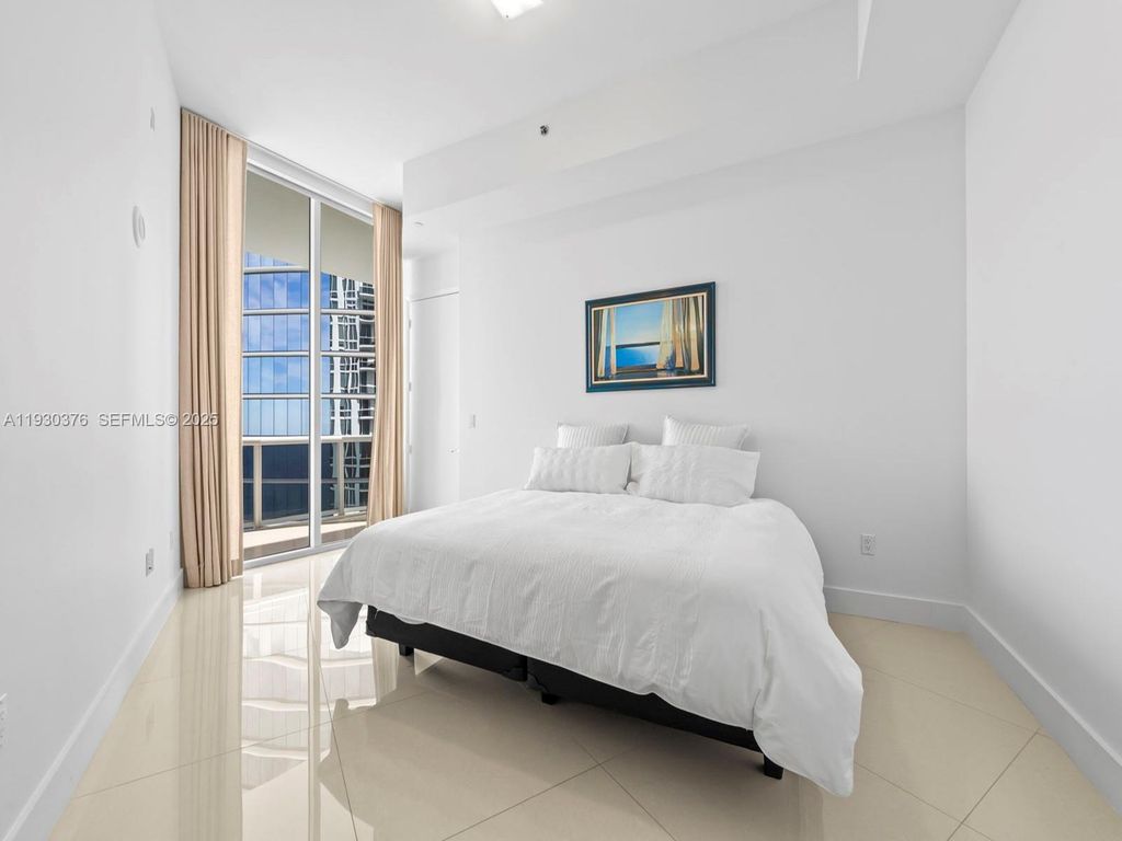 Image 24 of property listing at 15811 Collins Ave 3707, Sunny Isles Beach, FL 33160