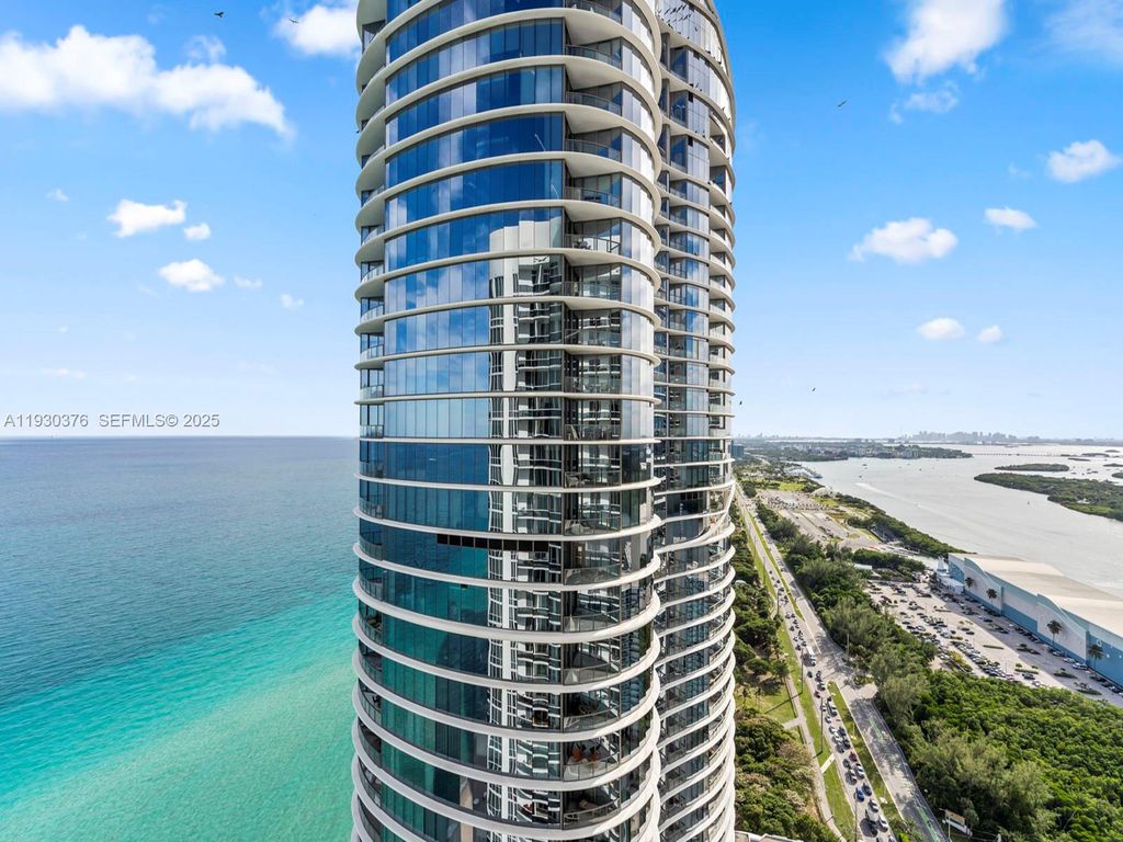 Image 3 of property listing at 15811 Collins Ave 3707, Sunny Isles Beach, FL 33160