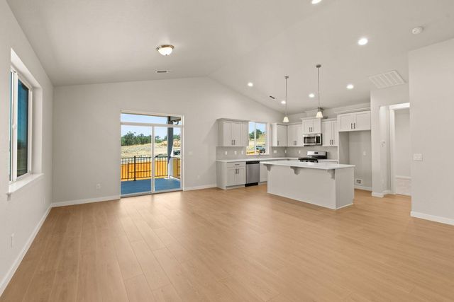 136 Valemont Drive 13, Eagle Point, OR 97524