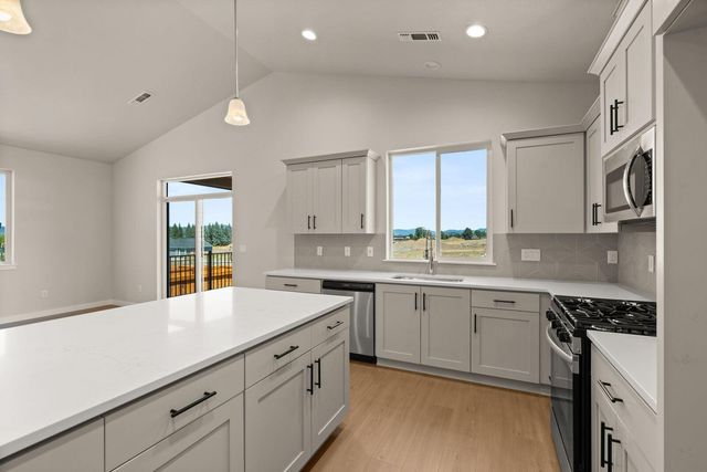 136 Valemont Drive 13, Eagle Point, OR 97524