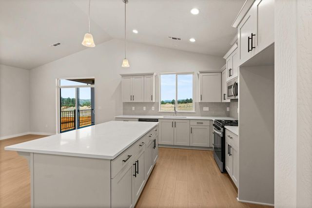 136 Valemont Drive 13, Eagle Point, OR 97524