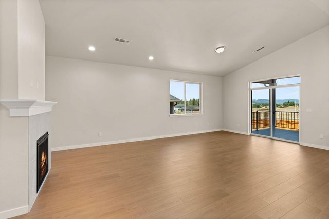 136 Valemont Drive 13, Eagle Point, OR 97524