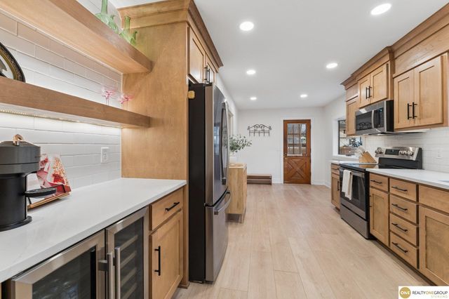 1016 Meadow Road, Omaha, NE 68154