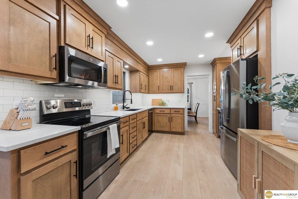 1016 Meadow Road, Omaha, NE 68154