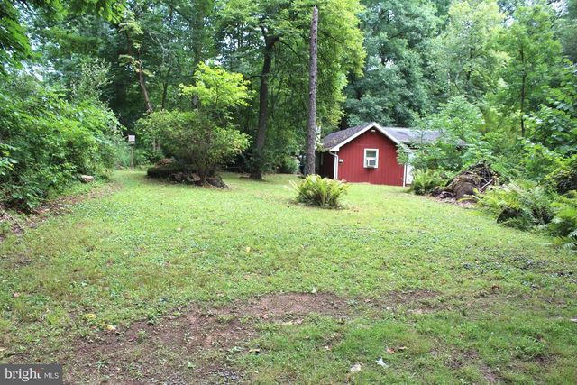 1068 MAGAZINE RD, Green Lane, PA 18054