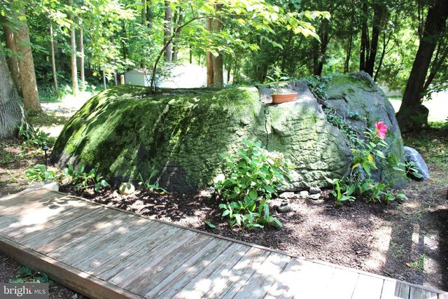 1068 MAGAZINE RD, Green Lane, PA 18054