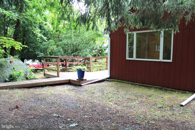 1068 MAGAZINE RD, Green Lane, PA 18054