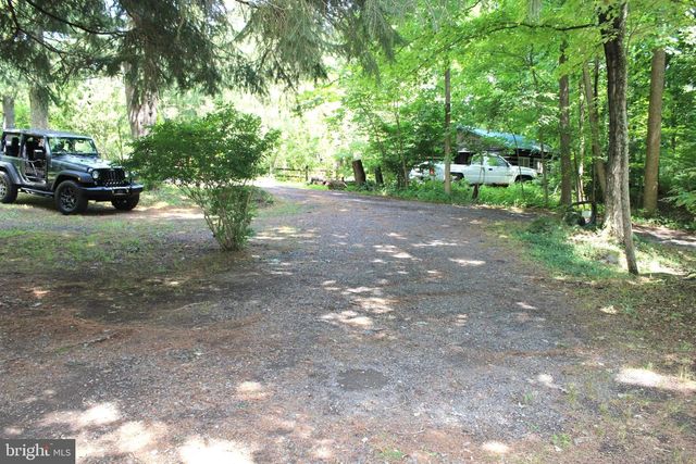 1068 MAGAZINE RD, Green Lane, PA 18054