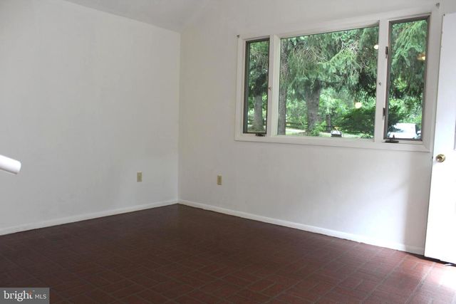 1068 MAGAZINE RD, Green Lane, PA 18054