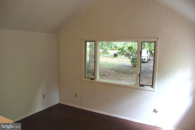 1068 MAGAZINE RD, Green Lane, PA 18054