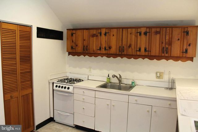 1068 MAGAZINE RD, Green Lane, PA 18054