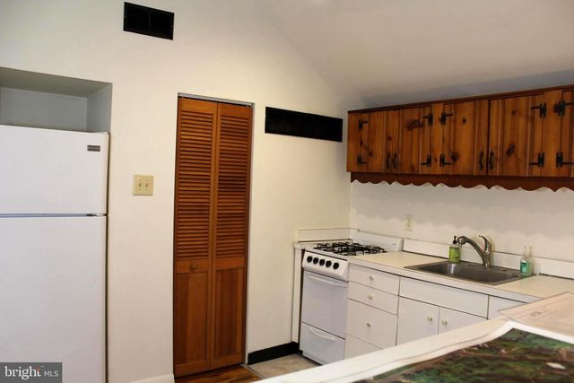 1068 MAGAZINE RD, Green Lane, PA 18054