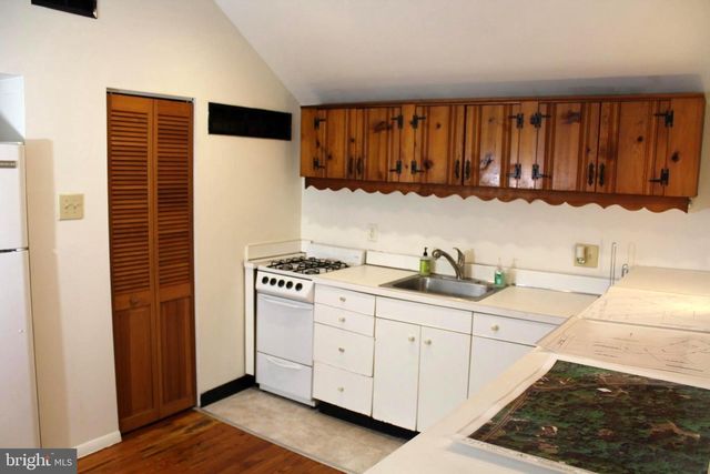 1068 MAGAZINE RD, Green Lane, PA 18054