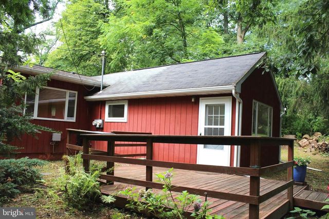 1068 MAGAZINE RD, Green Lane, PA 18054