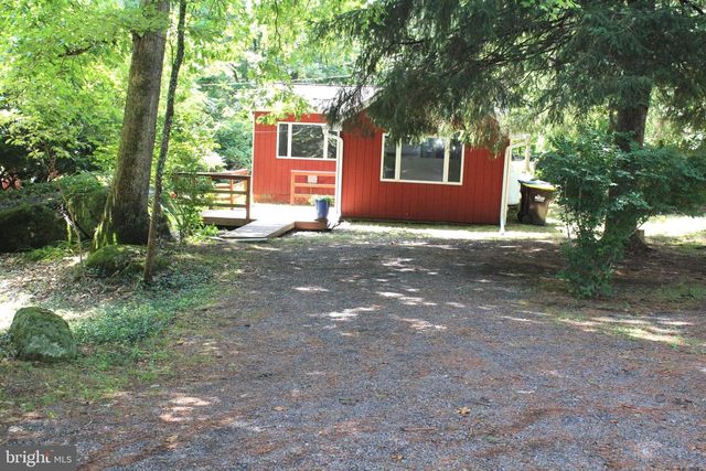 1068 MAGAZINE RD, Green Lane, PA 18054