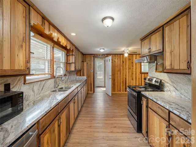 91 Rice Branch Road, Asheville, NC 28804