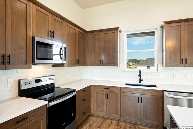 124 E Magnolia Cir, La Vernia, TX 78121