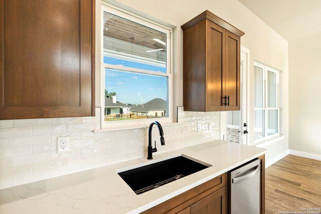 124 E Magnolia Cir, La Vernia, TX 78121