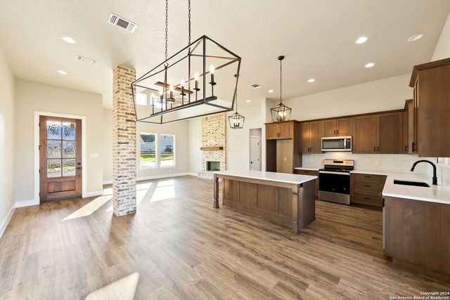 124 E Magnolia Cir, La Vernia, TX 78121