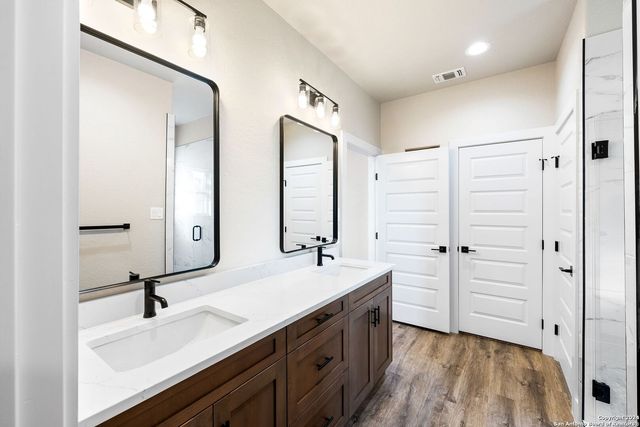 124 E Magnolia Cir, La Vernia, TX 78121