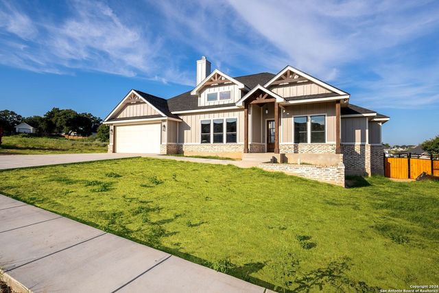 124 E Magnolia Cir, La Vernia, TX 78121