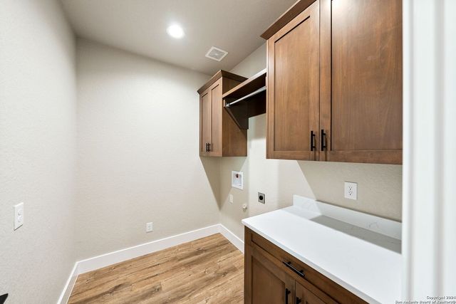 124 E Magnolia Cir, La Vernia, TX 78121