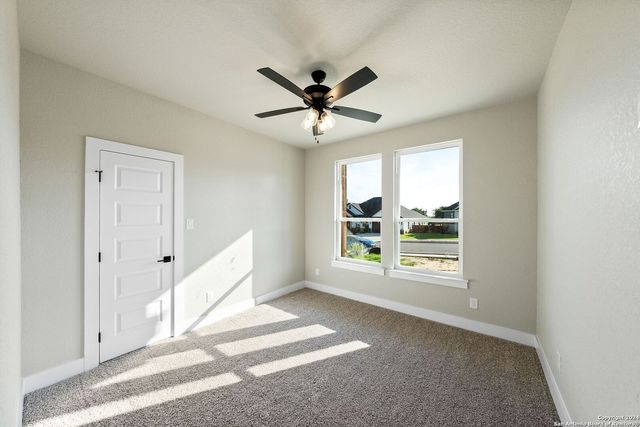 124 E Magnolia Cir, La Vernia, TX 78121