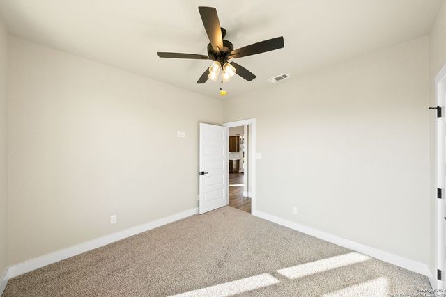 124 E Magnolia Cir, La Vernia, TX 78121